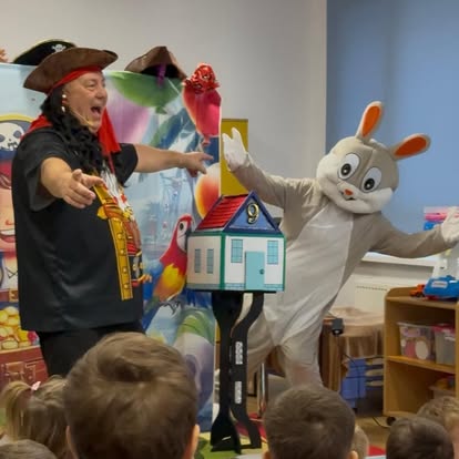 Emilian în timpul unui spectacol